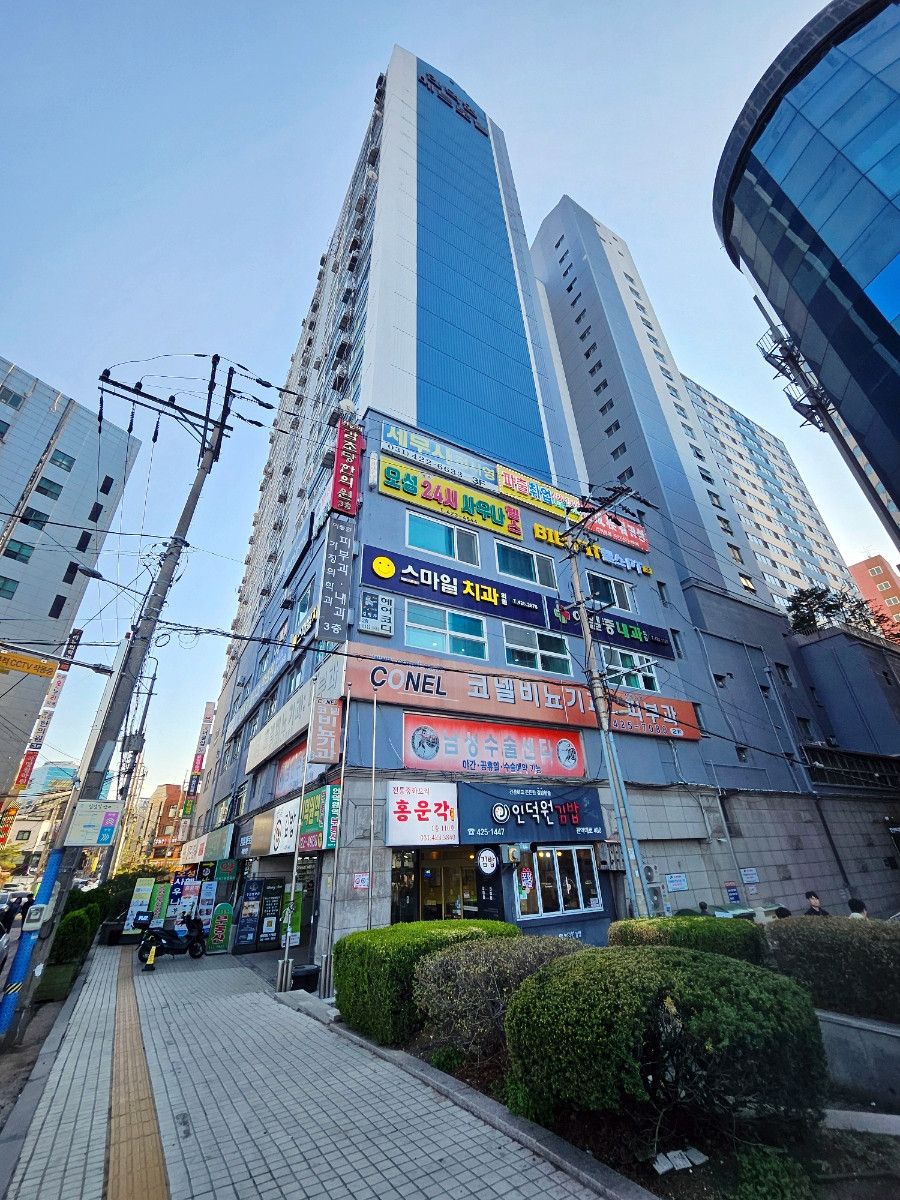 보도에서 올려다본 인덕원 메트로빌 건물. 2층 외벽의 BIENFIT 헬스·PT 간판에 표시를 했다