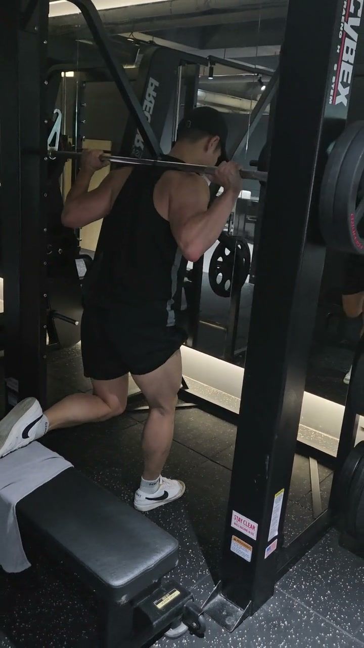 스미스 머신에서 뒷발을 벤치에 올리고 스플릿 스쿼트를 하는 김상현 트레이너